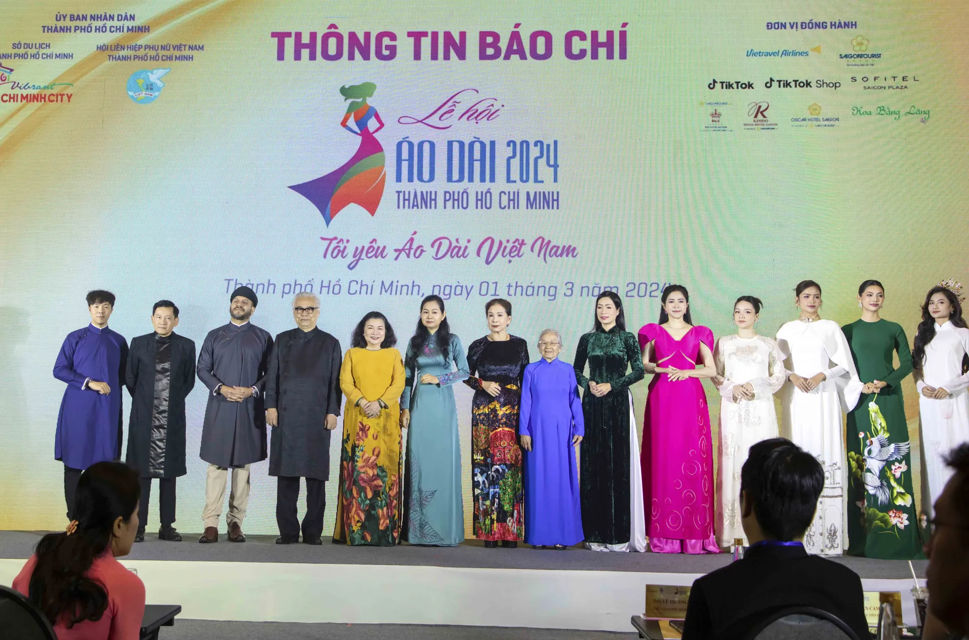 cach-bang-di-bien-hoa-cung-ao-dai-moi-khi-xuat-hien-truoc-cong-chung (4)