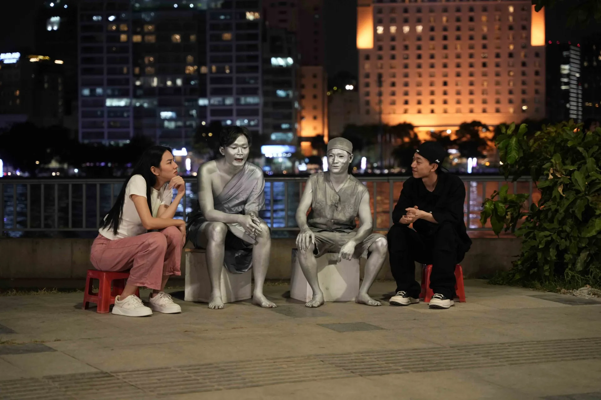 thuy-tien-dua-double2t-du-dem-hanh-nghe-nhan-tuong-va-muon-chuyen-bat-on (16)