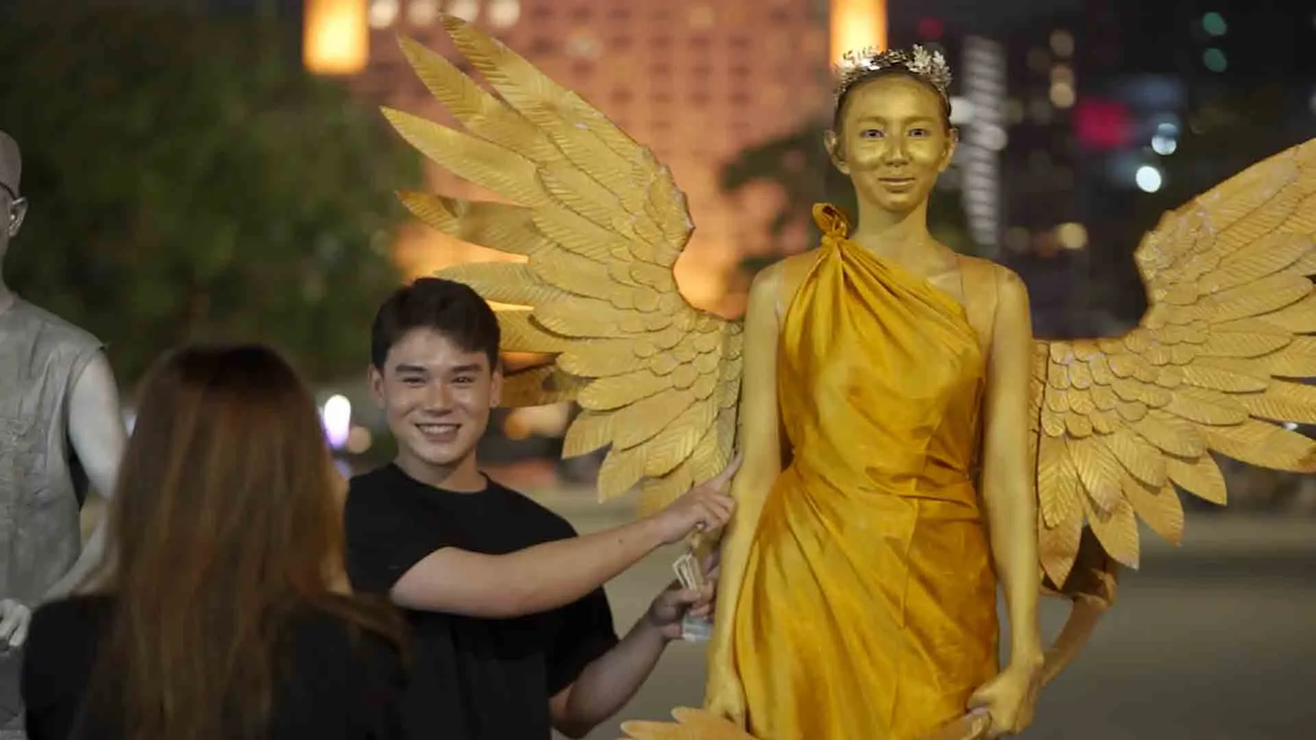 thuy-tien-dua-double2t-du-dem-hanh-nghe-nhan-tuong-va-muon-chuyen-bat-on (9)