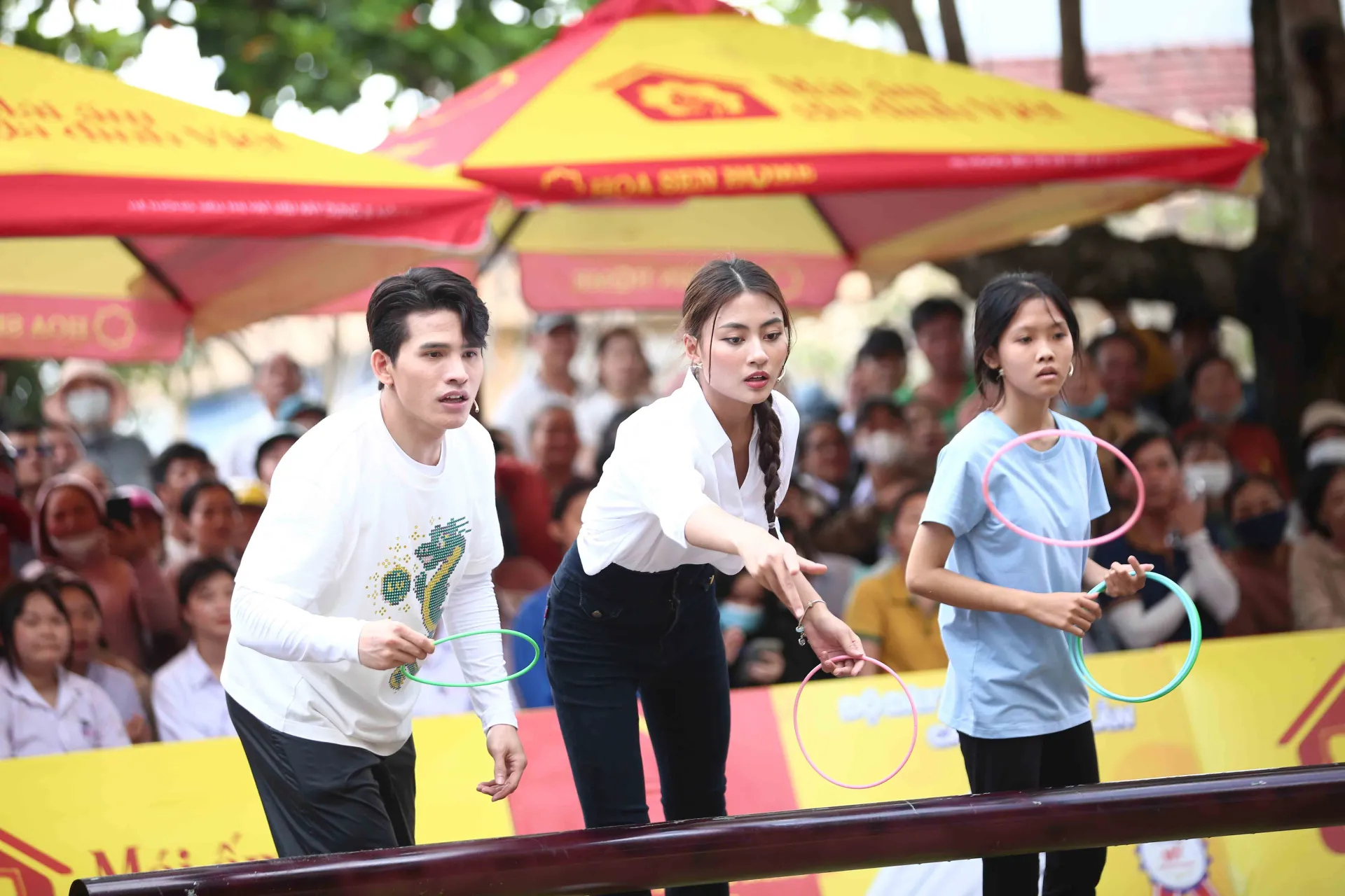 ca-si-quoc-thien-va-hoa-hau-bui-xuan-hanh-gop-suc-mang-ve-giai-thuong-105-trieu-cho-tre-em-mo-coi (17)