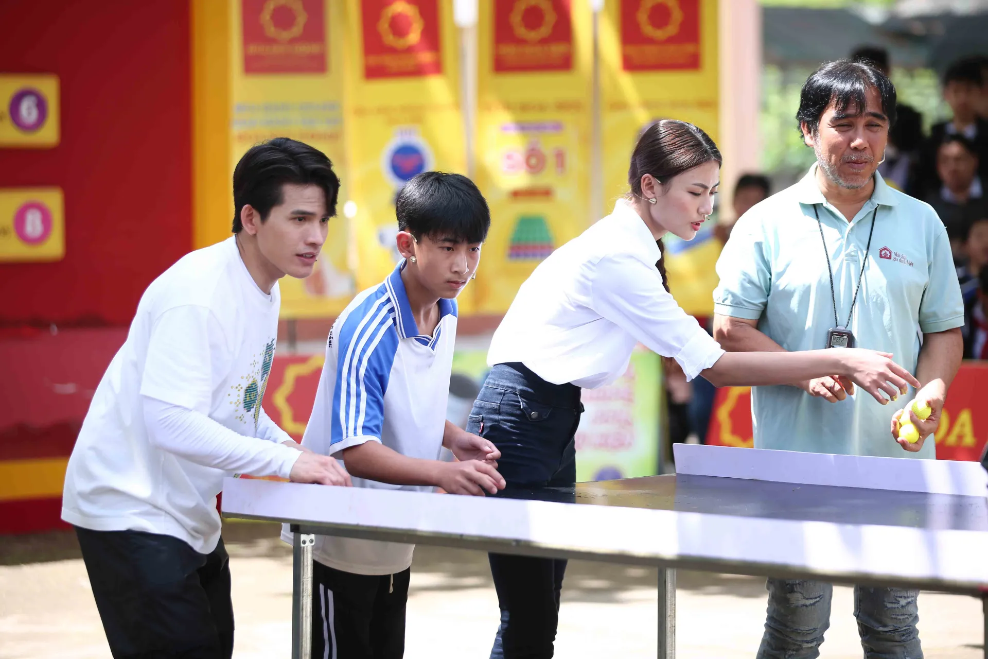 ca-si-quoc-thien-va-hoa-hau-bui-xuan-hanh-gop-suc-mang-ve-giai-thuong-105-trieu-cho-tre-em-mo-coi (26)