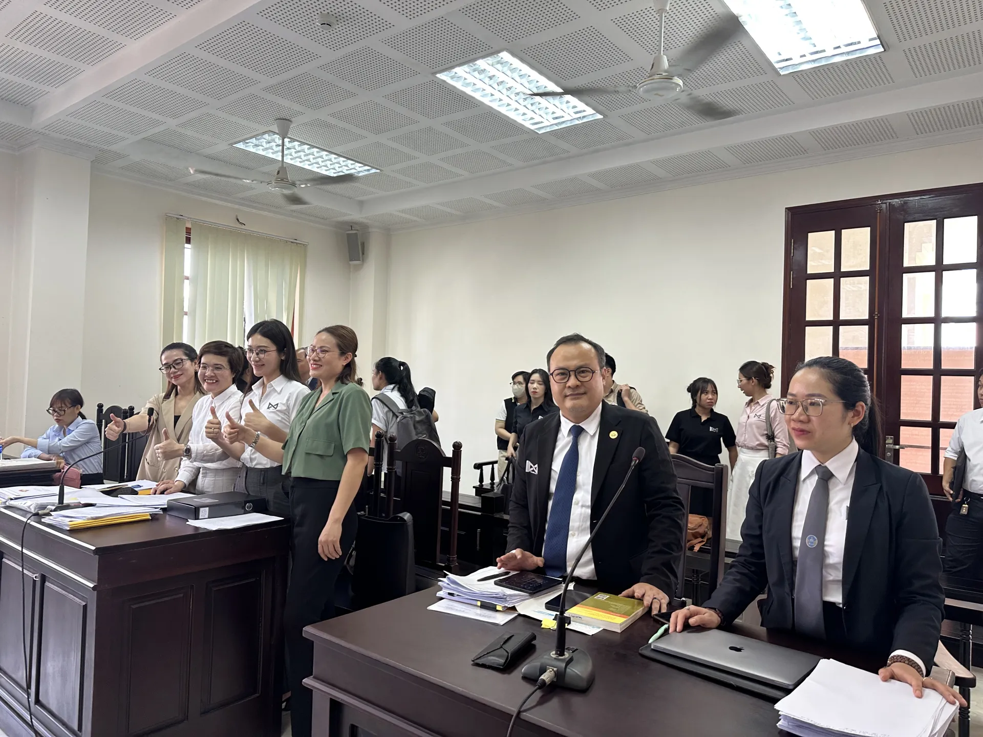 Luật sư Nguyễn Quốc Cường và đội ngũ INLaw - đại diện pháp lý của Cty Sen Vàng