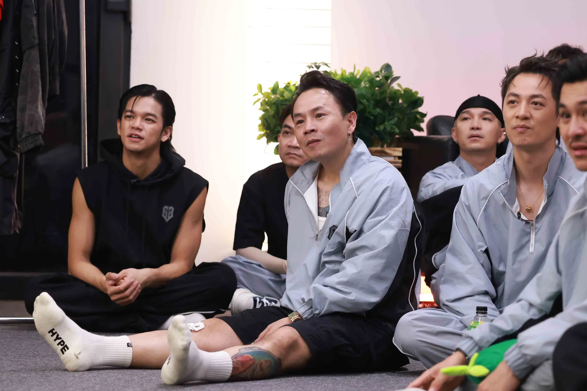 Các Anh Tài chăm chú theo dõi phần thi của các Anh Tài khác