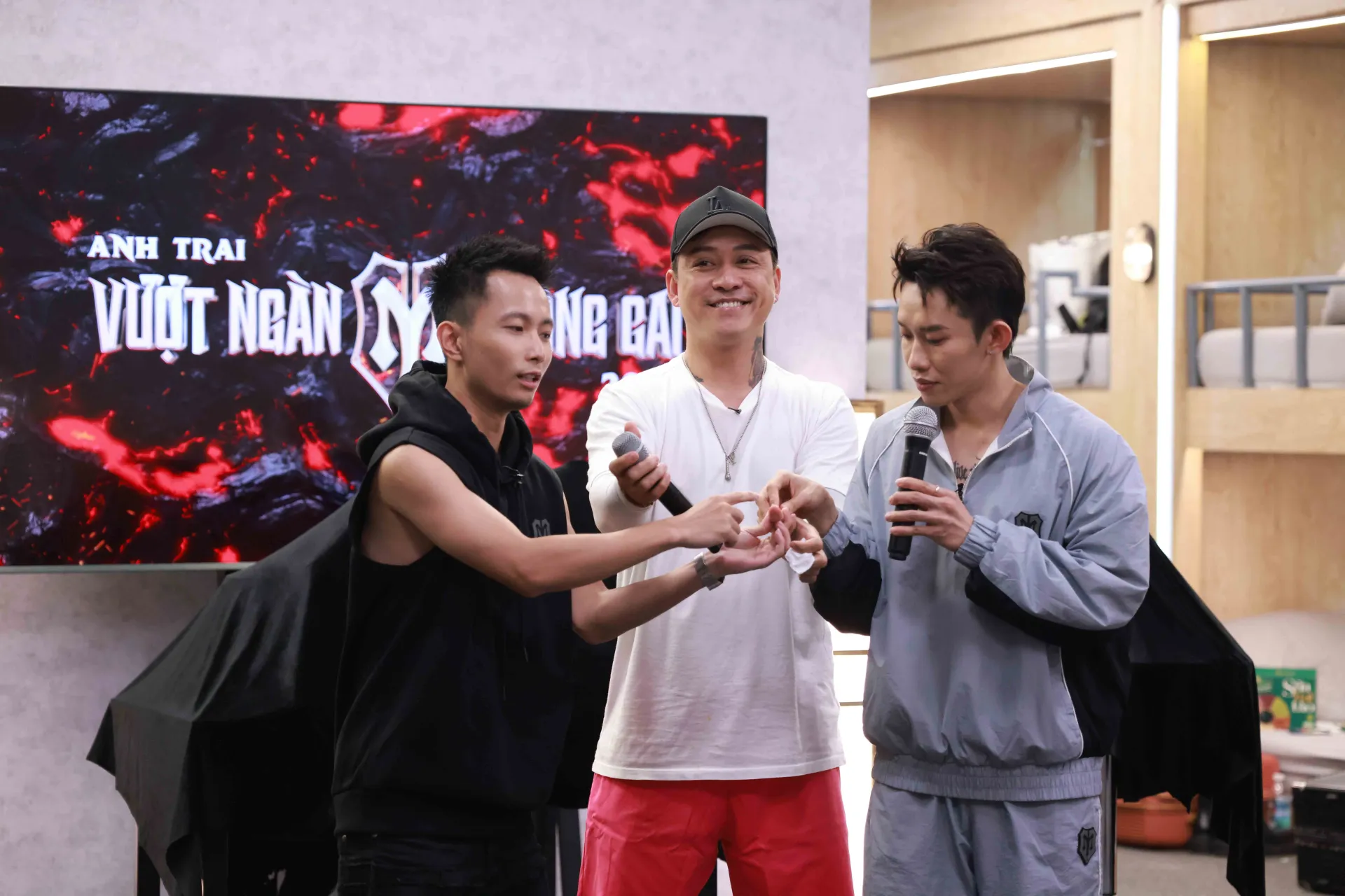 Tuấn Hưng biểu diễn ảo thuật (2)