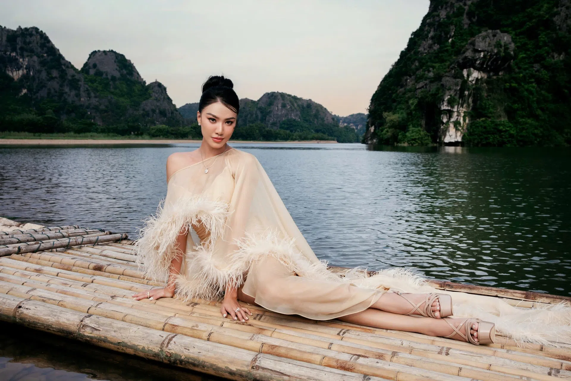 KIM DUYEN - SHOW HELLO COSMO FROM VIETNAM (7)