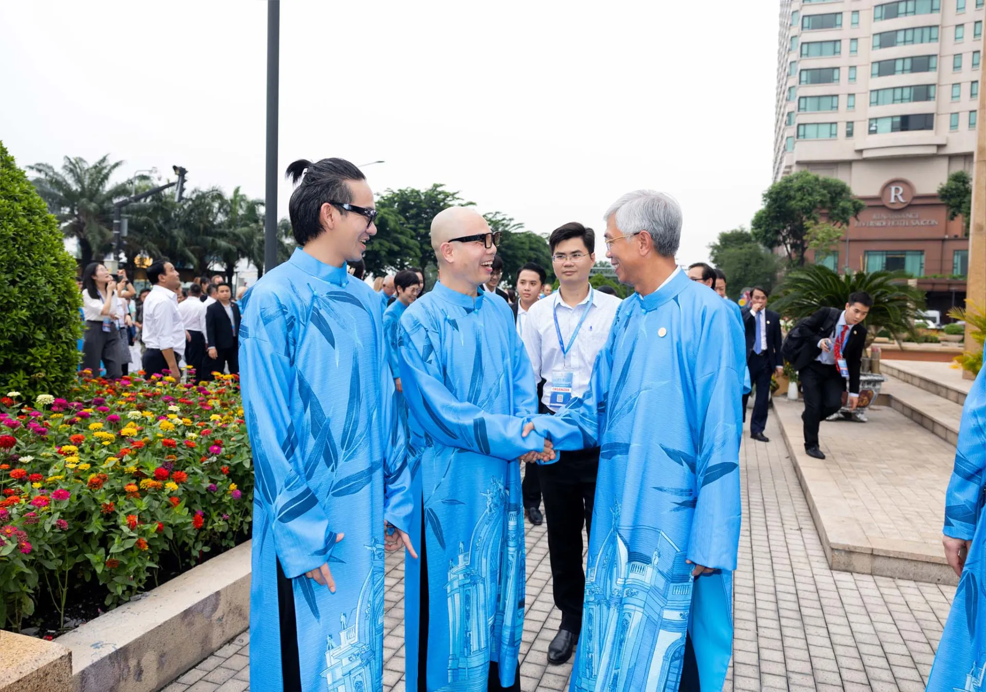 2NTK chụp hình lưu niệm Phó Chủ tịch UBND TP.HCM  (1)