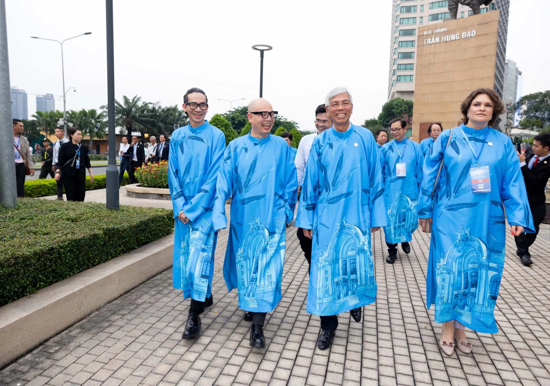 2NTK chụp hình lưu niệm với phó chủ tịch UBND TP.HCM ( ông Võ Văn Hoan)