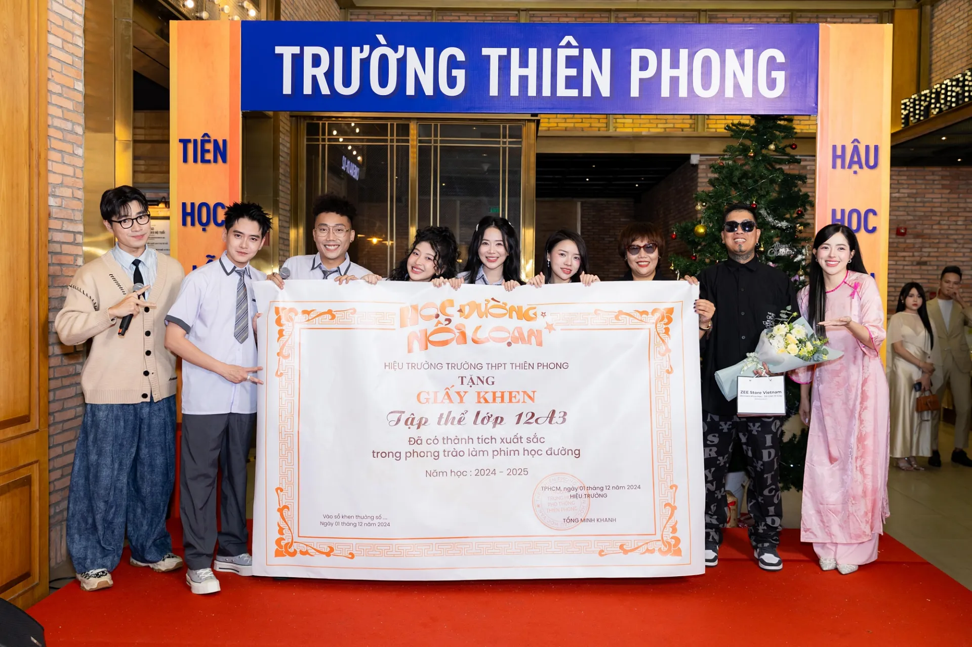 Linh barbie tặng giấy khen khổng lồ 2