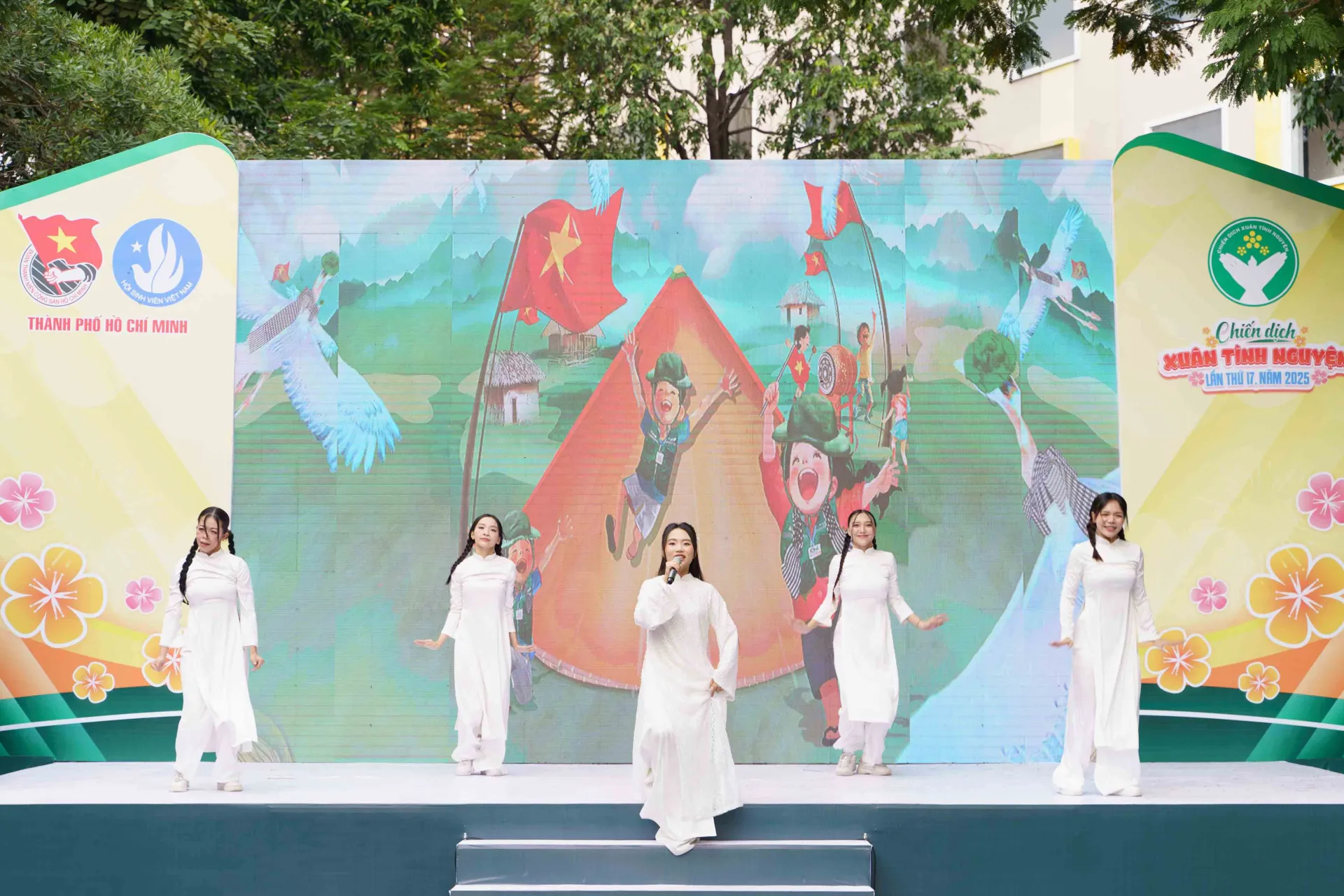 Ca sĩ Phương Mỹ Chi (2)