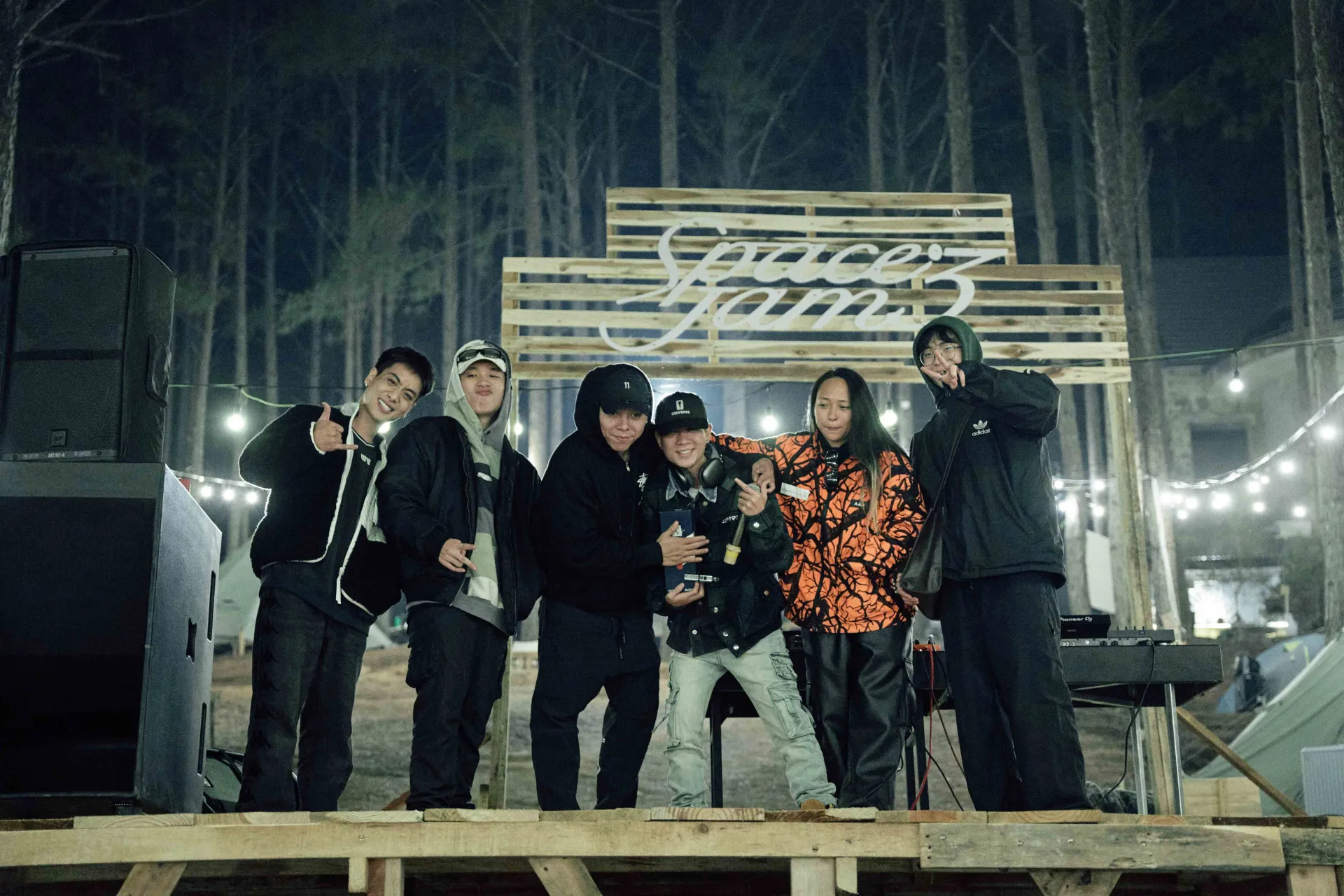 Trại Thổ biểu diễn ở gala