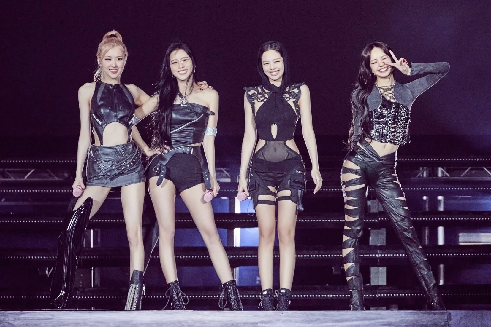 ban-tay-phe-ve-xau-xi-dang-lam-anh-huong-concert-blackpink-tai-ha-noi-2