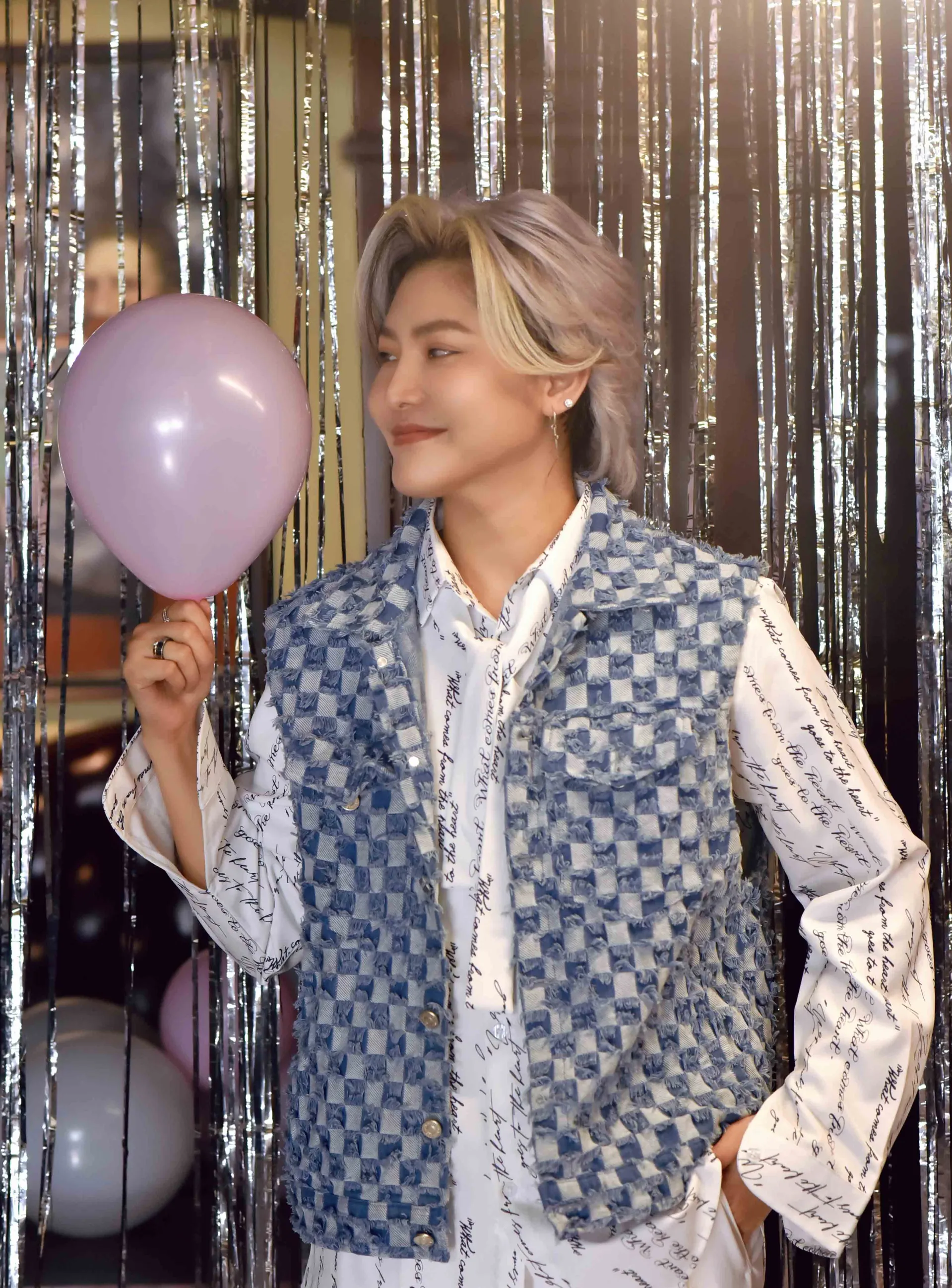 Vicky Nhung trở lại làm “bậc thầy thả thính” trong MV Bỗng Dưng Muốn Yêu - ảnh 1