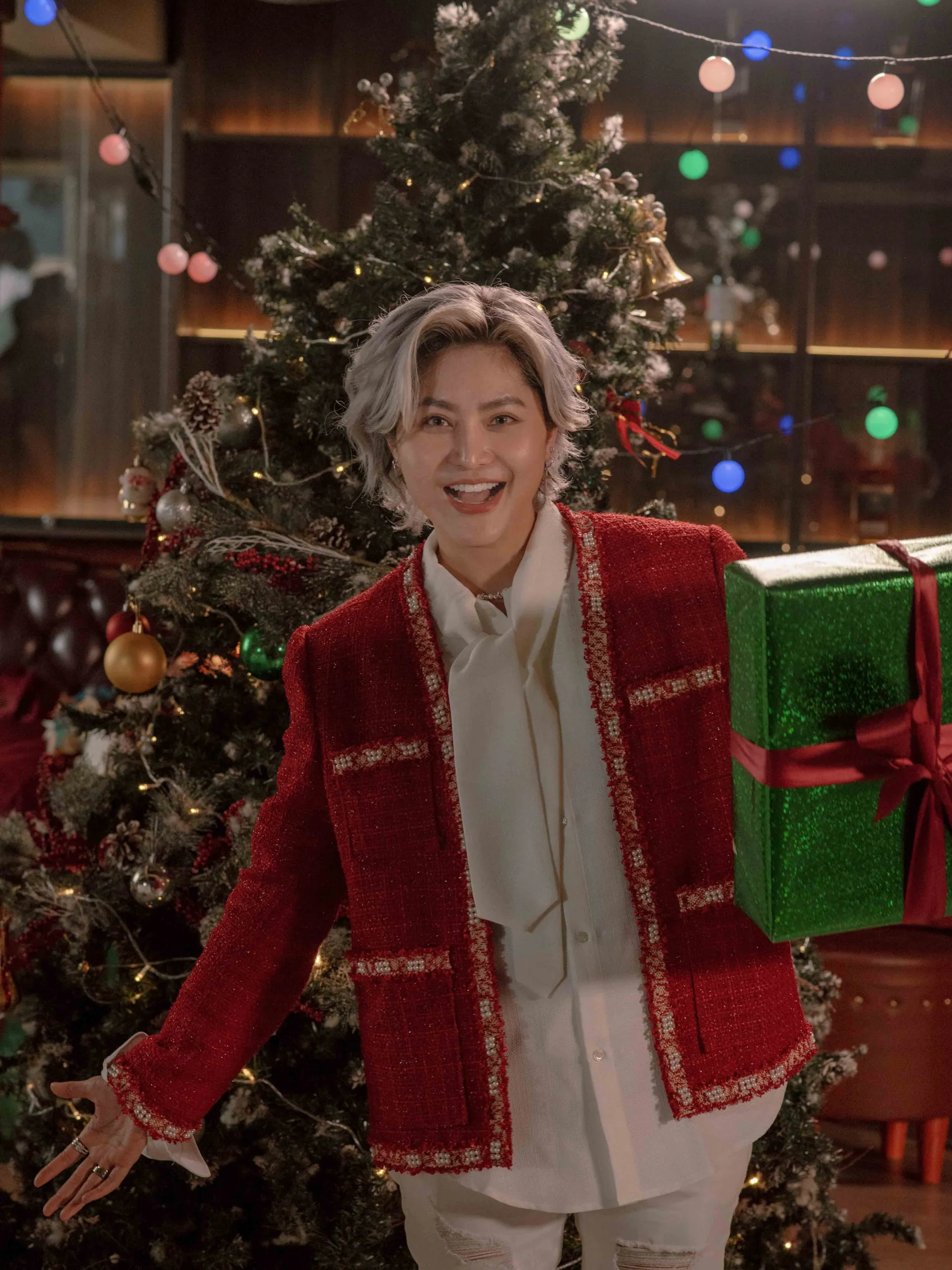 Vicky Nhung trở lại làm “bậc thầy thả thính” trong MV Bỗng Dưng Muốn Yêu - ảnh 2