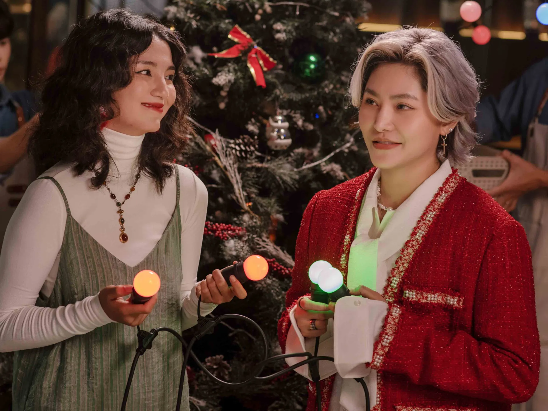 Vicky Nhung trở lại làm “bậc thầy thả thính” trong MV Bỗng Dưng Muốn Yêu - ảnh 5