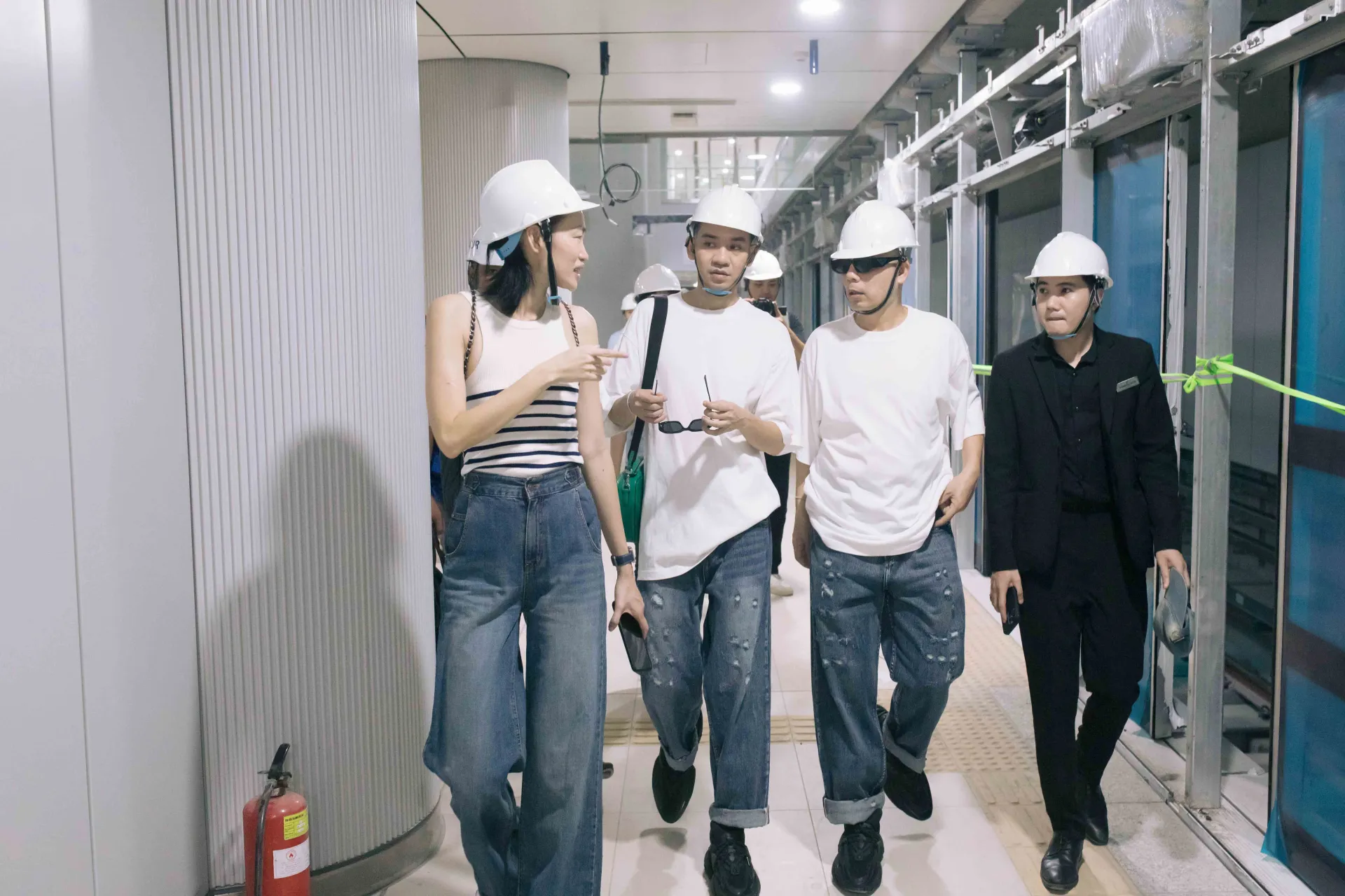VuNgoc&Son mở màn 2024 với show diễn hoành tráng tại ga tàu điện ngầm Nhà Hát Thành Phố Hồ Chí Minh - ảnh 4