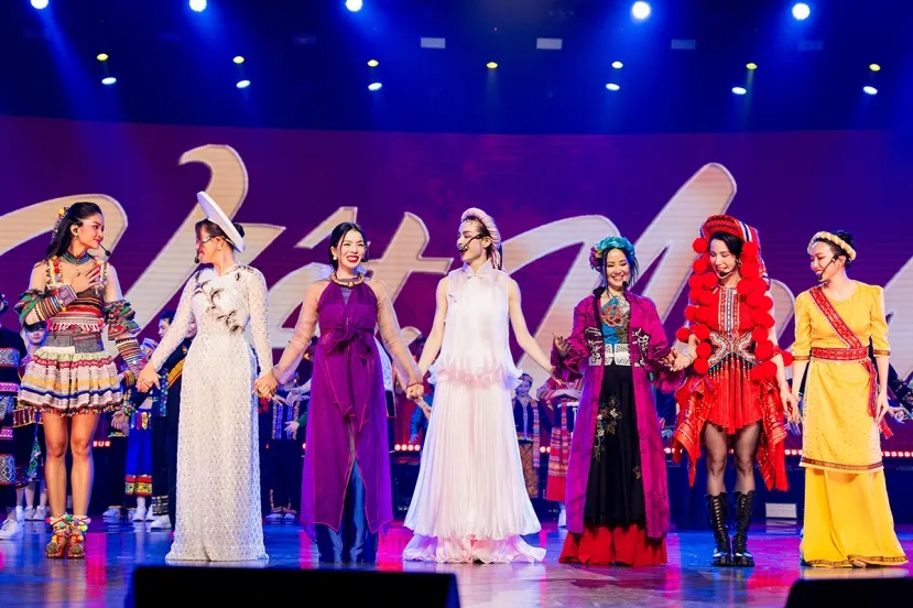 Đội của MLee bay bổng hơn với mashup 4 ca khúc 'Thư pháp - Tiếng Việt - Máu đỏ da vàng - Tôi yêu'