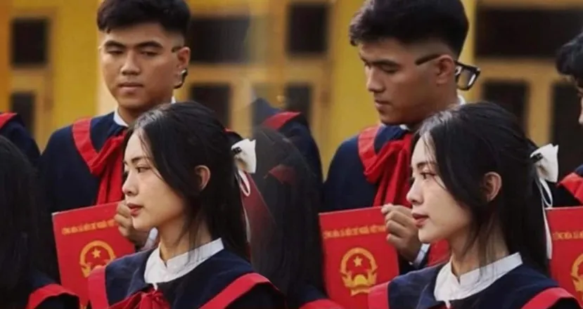 Bức ảnh chàng trai dành ánh mắt si tình cho nữ sinh 'gây sốt' cõi mạng một thời.