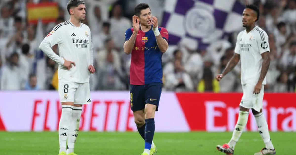 Hủy diệt Real, Lewandowski đưa Barca trở lại mặt đất