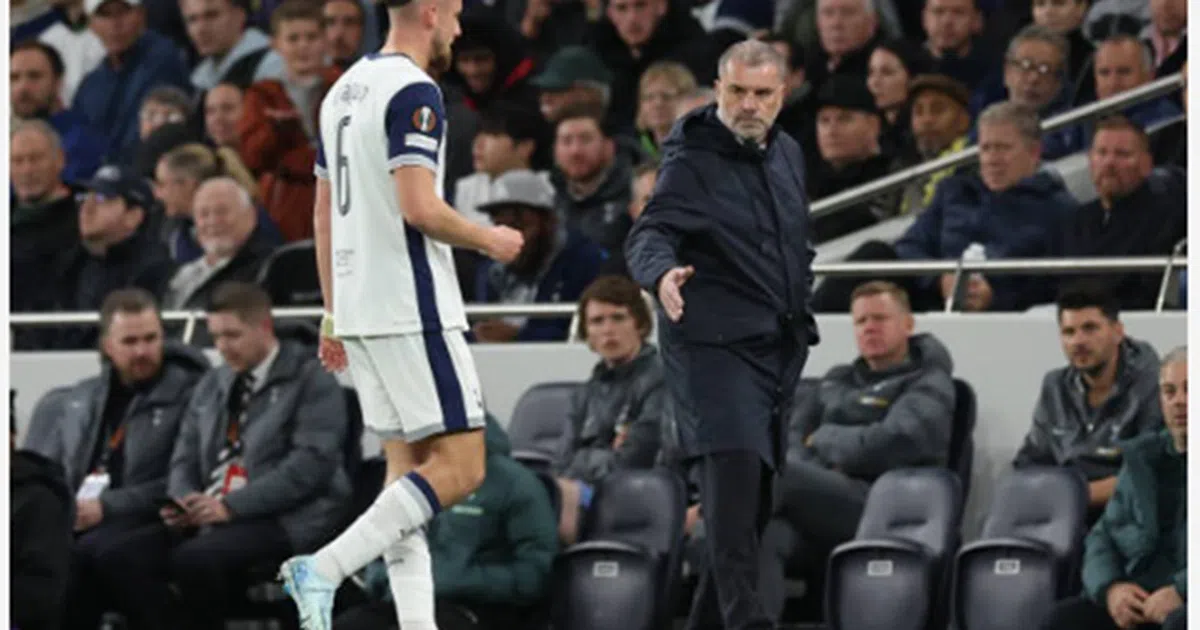 Postecoglou: Còn 10 người Tottenham vẫn pressing