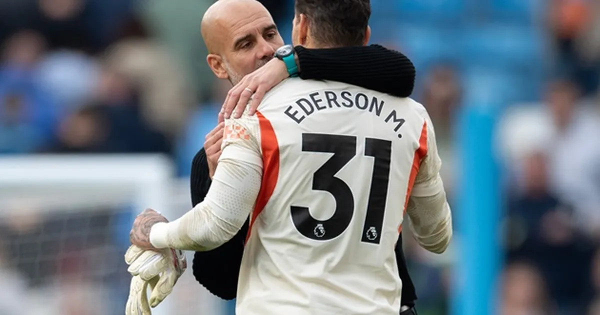 Guardiola tiết lộ lý do Ederson ở lại Man City