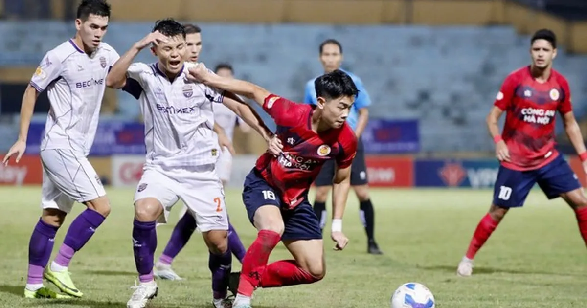 Vòng 3 V.League: Đình Bắc sắp thành ngôi sao lớn; Pha phản lưới khó tin