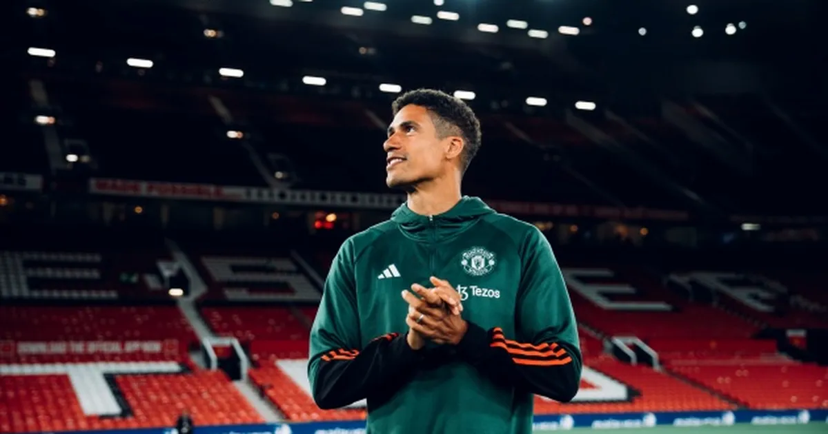 Manchester United ra thông báo xúc động về Raphael Varane