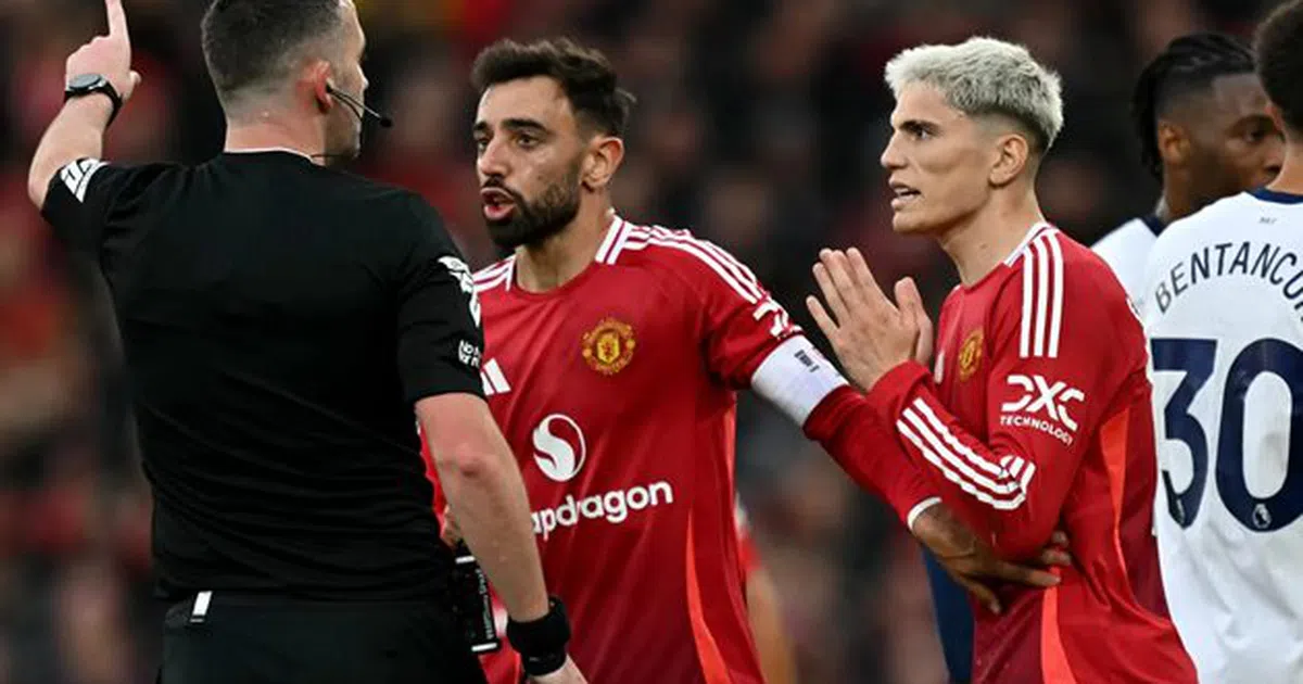 Howard Webb lên tiếng, PGMOL thừa nhận sai lầm về Man Utd