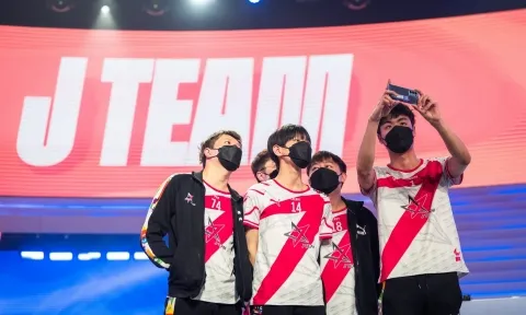 Tìm hiểu về J Team, đối thủ của Team Flash tại bán kết ICONS 2022