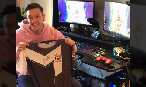 Mesut Ozil dự định nghỉ bóng đá để trở thành game thủ chuyên nghiệp