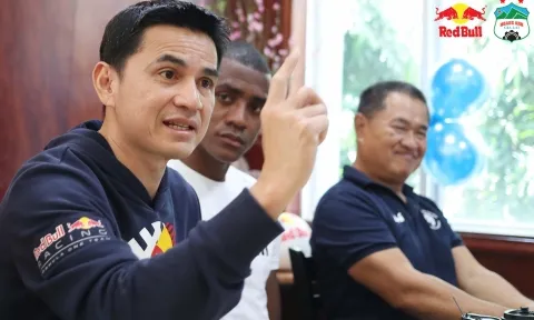 Nghe lời vợ, HLV Kiatisak đưa ra quyết định cho tương lai