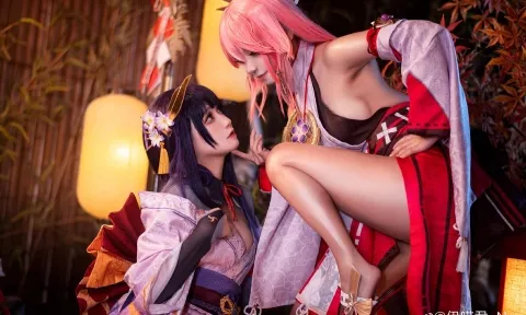 Cosplay đôi bạn thân Raiden Shogun và Yae Miko trong Genshin Impact
