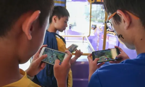 Cậu bé Trung Quốc cầm 70 triệu tiền 'học trực tuyến' đi nạp game online