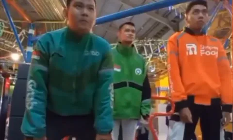 VIDEO: Các anh shipper chơi gì trong giờ nghỉ?