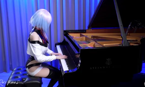 VIDEO: Nữ nhạc công cosplay Lucy trong  Edge Runners để trình diễn ca khúc chủ đề 'I Really Want to Stay at Your House'
