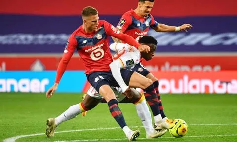Không phải Maguire, đây mới là người 'ngang kèo' với Van Dijk mà Ten Hag từng dẫn dắt