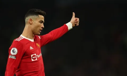 Ronaldo nhận 'một gáo nước lạnh' bởi chính người đàn anh tại MU