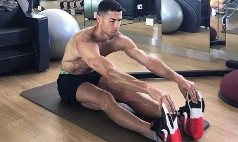 Ronaldo làm điều 'bình thường' như bao ngày, fan MU nhìn mà chỉ biết ước
