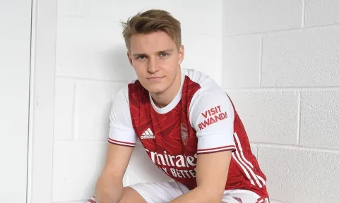 Martin Odegaard 'nắn chỉnh' các đồng đội trước trận đấu của Arsenal