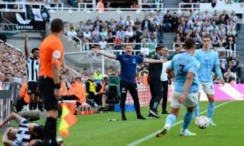 'Thuyền trưởng' Newcastle 'phát điên' sau trận đấu không tưởng trước Man City