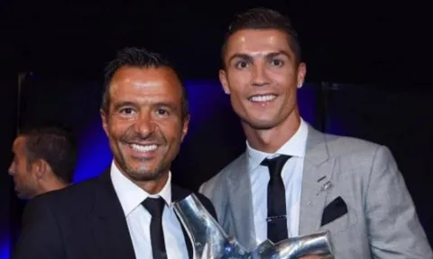 Không nơi nương tựa, Ronaldo đành trao cả con tim cho 'siêu cò' Mendes