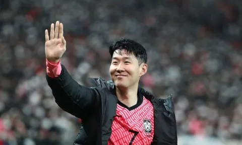 Son Heung-min có hành động đặc biệt khiến triệu NHM ấm lòng