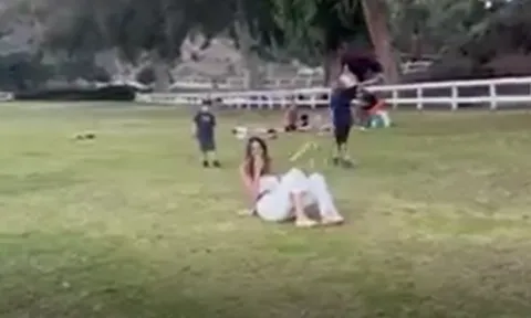 VIDEO: Có lẽ đây là lần cuối nhìn thấy cô gái này chơi bóng đá...