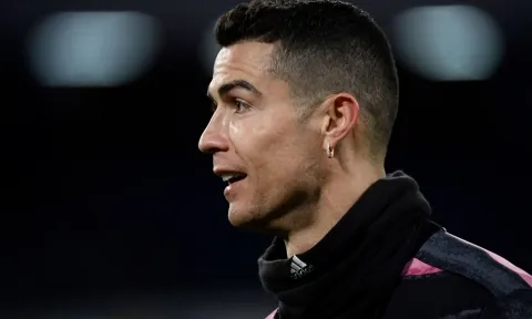 Rời MU, Ronaldo 'bắt tay' đồng hương Messi ở 'nơi xứ lạ'?