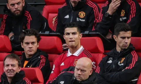 Ronaldo 'lắc đầu' khi bị thay ra trong trận MU vs Newcastle