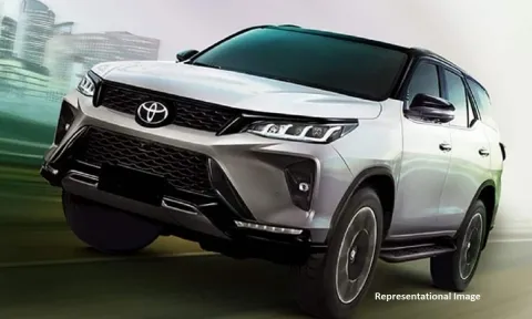 Toyota Fortuner 2023 sắp ra mắt gây ấn tượng với nền tảng và động cơ mới