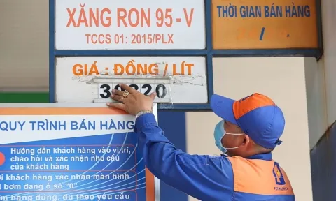 Giá xăng trong nước chính thức tăng vượt ngưỡng 32.000 đồng/lít