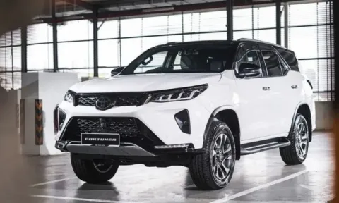 Toyota Fortuner 2023 chốt lịch ra mắt, có bản hybrid đấu Hyundai Santa Fe