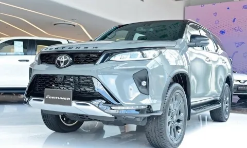 Cận cảnh Toyota Fortuner phiên bản kỷ niệm 60 năm với màu siêu hiếm