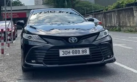 Mua Toyota Camry bấm được biển số "ngũ quý" 8, chủ xe được dân mạng săn đón