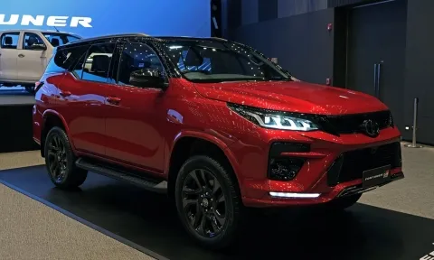 Cận cảnh Toyota Fortuner GR Sport 2022 vừa ra mắt, thiết kế cực ấn tượng